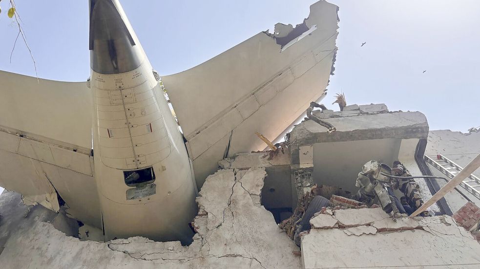 Die Trümmer des Flugzeugs ragen aus einem Gebäude, nachdem es in der nordwestlichen Stadt Ahmedabad im indischen Bundesstaat Gujarat abgestürzt ist. Foto: Central Industrial Security Force/AP