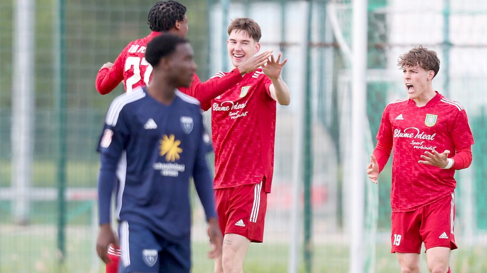 Mit einem Traumtor hatte Pewsums Derk Schoneboom (Mitte) den Supercup des Ostfriesland-Cups eingeleitet. Er traf zum 1:0 gegen Kickers Emden und wurde danach entsprechend gefeiert. Foto: Jens Doden, Emden