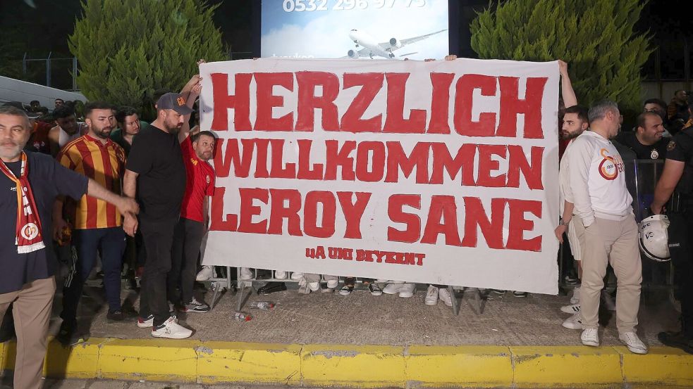 Leroy Sané ist in Istanbul begeistert empfangen worden. Foto: Murat Akbas/dpa