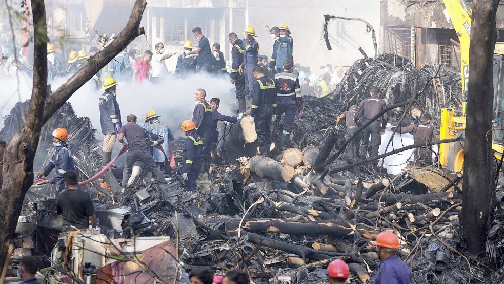 Such- und Rettungsteams sind im Einsatz. Foto: Ajit Solanki/AP/dpa