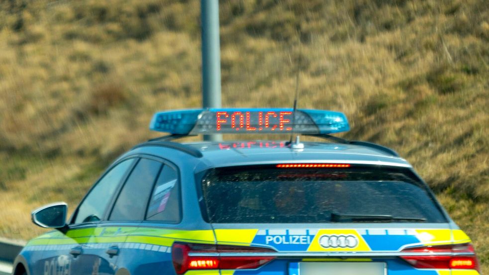 Die Polizei stoppte zwei Raser auf der A1 bei Hamberge. Sie waren zuvor im Bereich der Baustelle bei Bargteheide negativ aufgegfallen. Foto: IMAGO/Bihlmayerfotografie