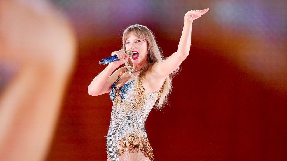 Taylor Swift singt während eines Konzerts der Eras-Tour in Vancouver. (Archivbild) Foto: Darryl Dyck/The Canadian Press via AP/dpa