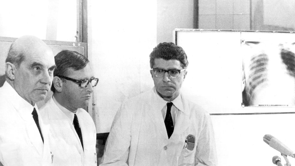 Die Münchner Chirurgen Rudolf Zenker (l), Werner Rudolph (m) und Werner Klinner (r) bestätigen am 14. Februar 1969 vor Journalisten, dass am 13. Februar 1969 die erste Herztransplantation in der Bundesrepublik durchgeführt wurde. (Archivbild) Foto: Klaus Heirler/dpa