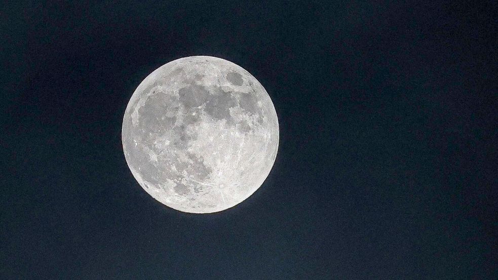 Schon lange haben Wissenschaftler Wasser auf dem Mond vermutet. (Archivbild) Foto: Gianni Gattus/dpa