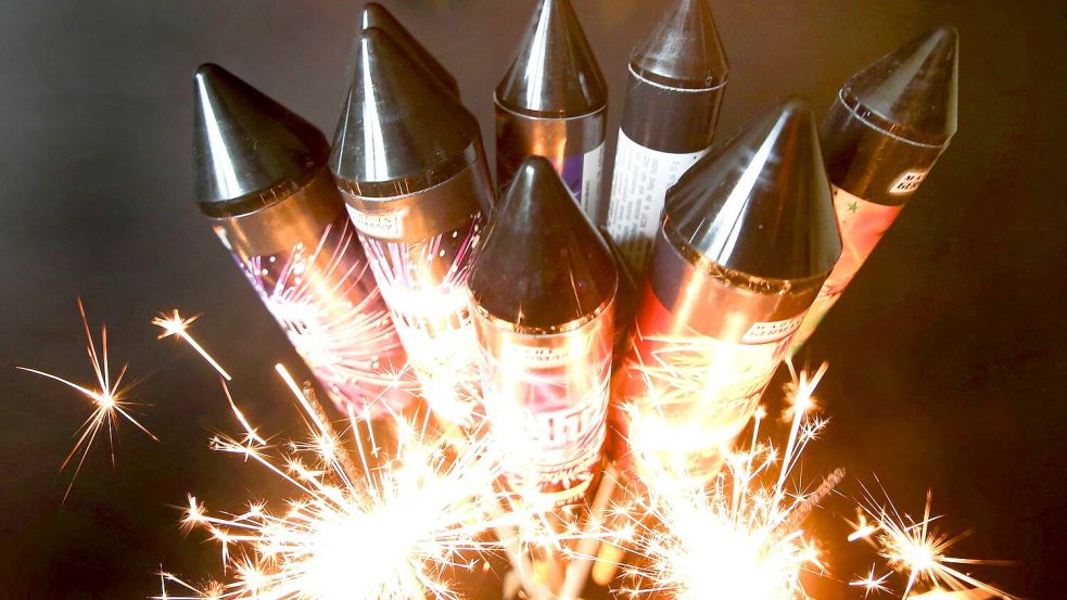 Die Deutsche Umwelthilfe plädiert dafür, den privaten Kauf und Gebrauch von Pyrotechnik zu Silvester dauerhaft zu beenden. (Symbolbild) Foto: Roland Weihrauch/dpa
