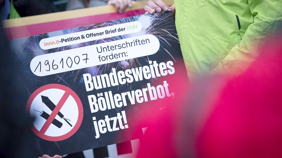 Auch Mitglieder der Gewerkschaft der Polizei setzen sich für ein bundesweites Böllerverbot ein. (Archivfoto) Foto: Sebastian Gollnow/dpa