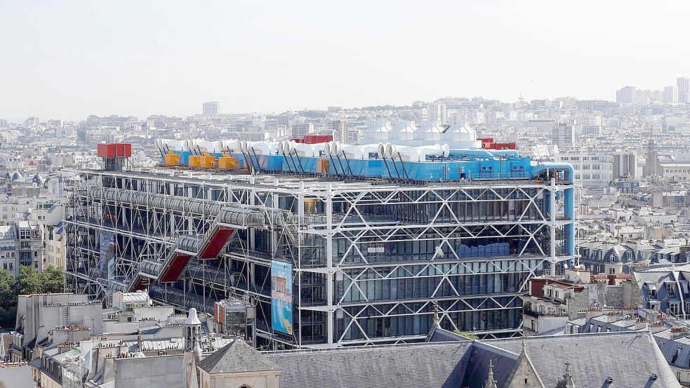 Blick auf das 1977 eröffnete Centre Pompidou in Paris. Das Museum schließt Ende 2025 wegen Renovierung bis voraussichtlich 2030. Die Arbeiten umfassen unter anderem die Entfernung von Asbest und die Installation neuer Aufzüge. Foto: Francois Guillot/AFP/dpa