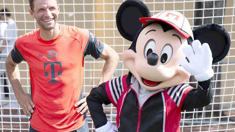 Thomas Müller, hier in Orlando mit Micky Maus, ist nach der Club-WM weg. Foto: Sven Hoppe/dpa