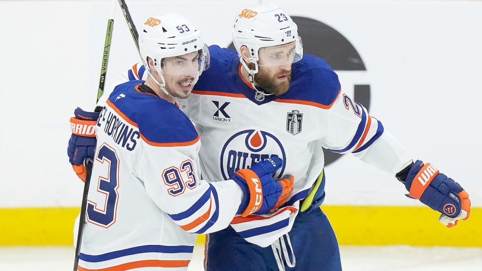 Leon Draisaitl (r) schoss die Oilers erneut zum Sieg in der Verlängerung. Foto: Nathan Denette/The Canadian Press/AP/dpa