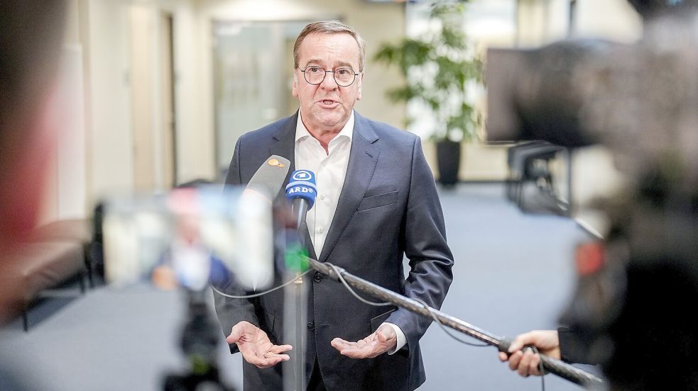 Boris Pistorius (SPD), Bundesminister der Verteidigung, erfährt von Ostfrieslands Genossen viel Unterstützung. Foto: Kay Nietfeld/dpa