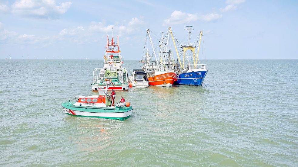 Geglückte Rettungsaktion: links der Seenotrettungskreuzer Hermann Rudolf Meyer, daneben das havarierte Motorboot und rechts die beiden Greetsieler Fischkutter „Odin“ und „Triton“. Foto: Die Seenotretter – DGzRS