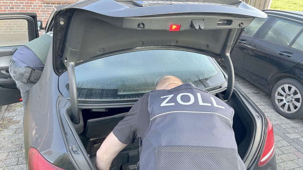 Auch die Fahrzeuge der Beschuldigten wurden durchsucht. Foto: Zollfahndungsamt Hannover