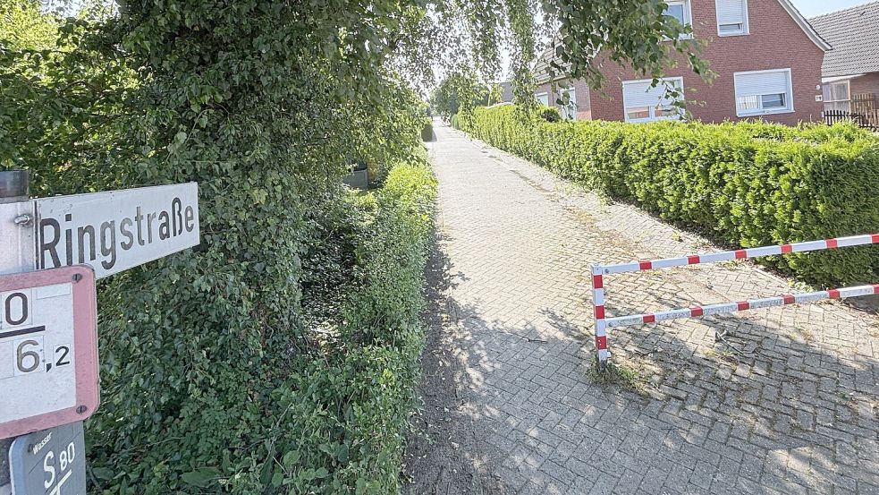 Weil der Poller schon öfter geklaut wurde, steht seit einigen Jahren eine Absperrung in der Ringstraße. Foto: Lars Löschen