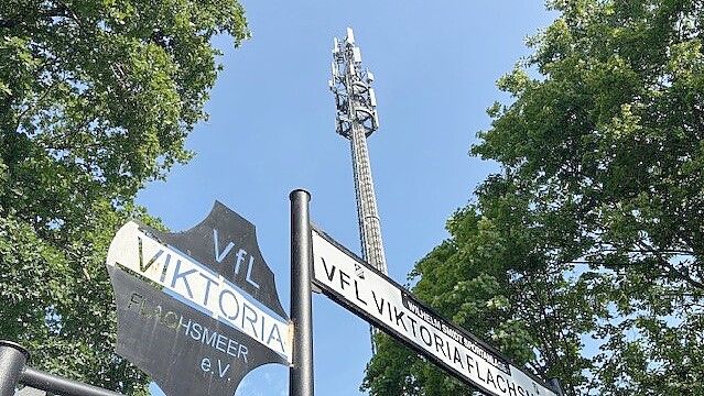 Vodafone führt an der Mobilfunkstation beim Sportplatz des VfL in Flachsmeer wichtige Modernisierungs- und Erweiterungsarbeiten durch. Aufgrund der Arbeiten kann es zu Einschränkungen bei Kunden kommen. Foto: Ammermann