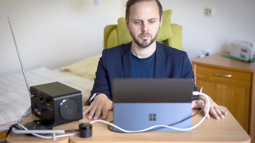 Nur mit den Augen: Ingenieur Florian Schatz bedient ein Tablet-PC, ohne die Finger zu nutzen. Eine Kamera verfolgt seine Blicke. Fixiert er einen bestimmten Punkt auf dem Bildschirm, löst das einen Befehl aus – einen Mausklick per Auge. So können sich Menschen mitteilen, die sich nicht mehr bewegen können. Foto: Michael Staudt
