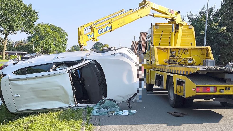 Der weiße Hyundai landete nach dem Zusammenprall auf der Seite. Fotos: Daniel Grüneke
