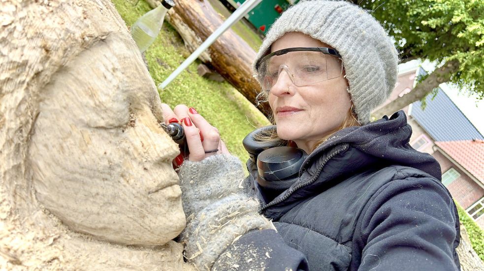 Susanna Giese hat aus ihrem Stamm bereits eine feminin anmutende Silhouette geschaffen. Das Gesicht ihrer Skulptur fasziniert durch überaus realistischen Züge. Foto: Klaus Ortgies