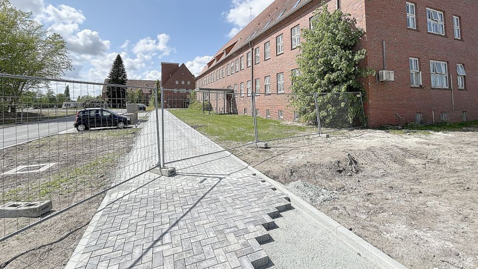 Im Mai wurde auf dem Kasernengelände noch an den Gehwegen gepflastert. Die Arbeiten sind inzwischen abgeschlossen. Foto: Karin Böhmer