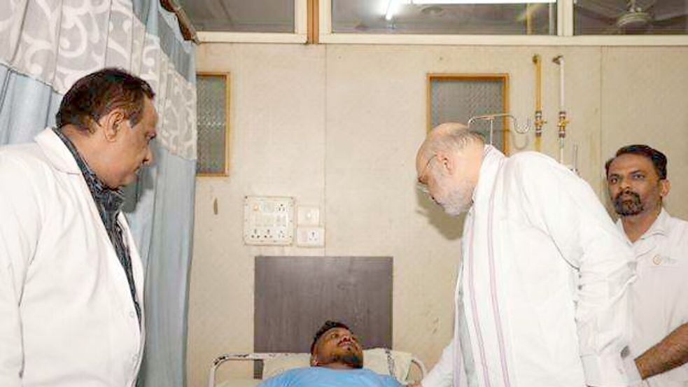 Das vom indischen Innenministerium herausgegebene Foto zeigt Innenminister Amit Shah bei einem Treffen mit dem Überlebenden des britischen Flugzeugabsturzes, Vishwash Kumar Ramesh, in einem Krankenhaus in Ahmedabad. Foto: Indian Ministry of Home Affairs/dpa