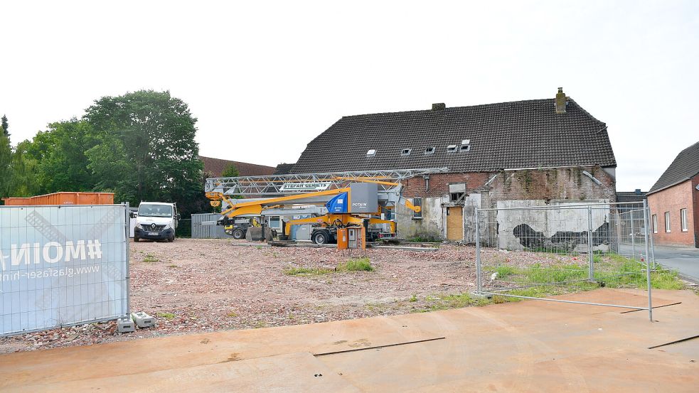 Jetzt geht es los mit den Bauarbeiten am Hinter Kirchgang: In der ersten Phase des Projektes wird der alte Schlachthof saniert. Foto: Heinz Wagenaar