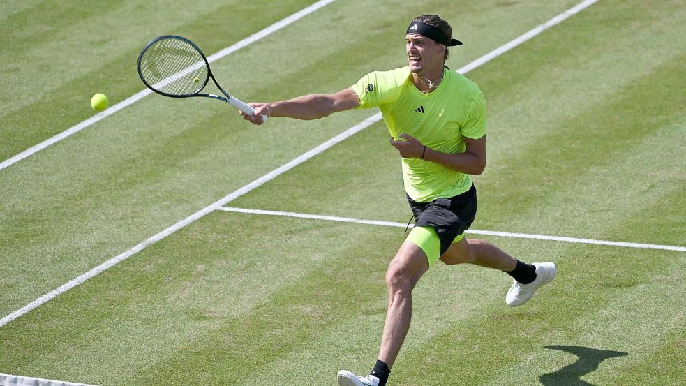 Alexander Zverev musste sich gegen Brandon Nakashima insbesondere im ersten Satz strecken. Foto: Marijan Murat/dpa
