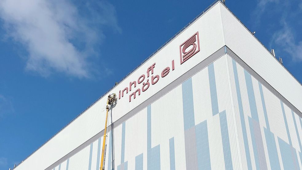 Am Donnerstagmorgen wurde der Schriftzug von Steinhoff Möbel entfernt. Foto: Molkerei Ammerland