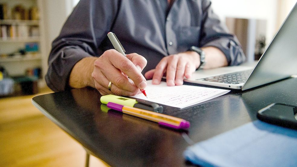 Noch darf laut die werktägliche Arbeitszeit in der Regel acht Stunden nicht überschreiten - das soll sich ändern. (Symbolbild) Foto: picture alliance/dpa