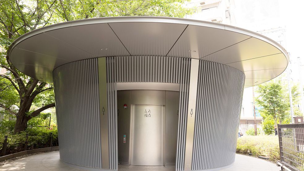 Tadao Andos runde Toilette: Der berühmte Architekt fügte sein rundförmiges Klo organisch in die eckigen Stadtstrukturen ein. Foto: IMAGO/AFLO