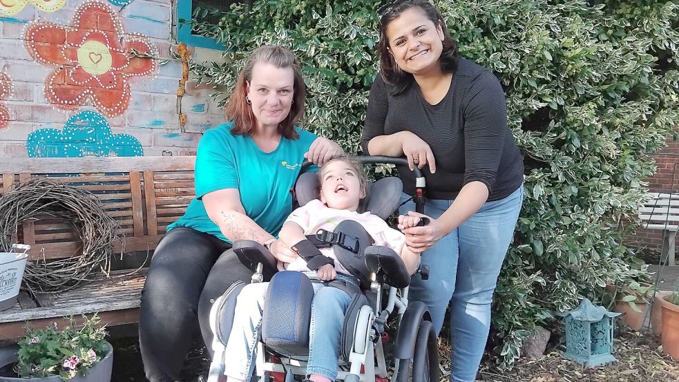 Für die vierjährige Isabell Graute soll ein neuer Rollstuhl angefertigt werden, der exakt ihrem Körper angepasst ist. Zurzeit nutzt die Familie das Modell probeweise. Auf dem Foto ist sie mit ihrer Mutter Lindita Graute (rechts) und Kinderkrankenschwester Claudia Reese.