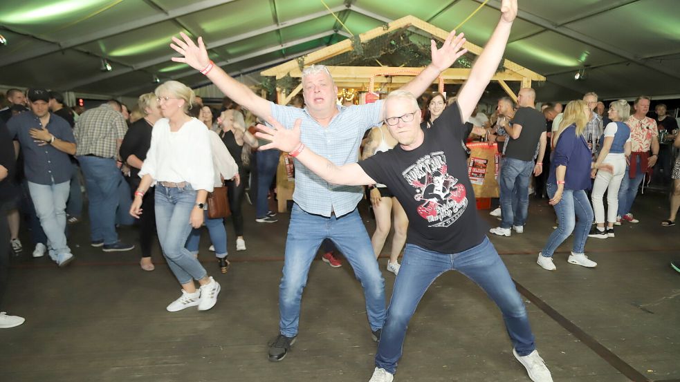 Die Menge rockte das Festzelt beim Dorfgemeinschaftshaus in Elisabethfehn. Foto: Hans Passmann