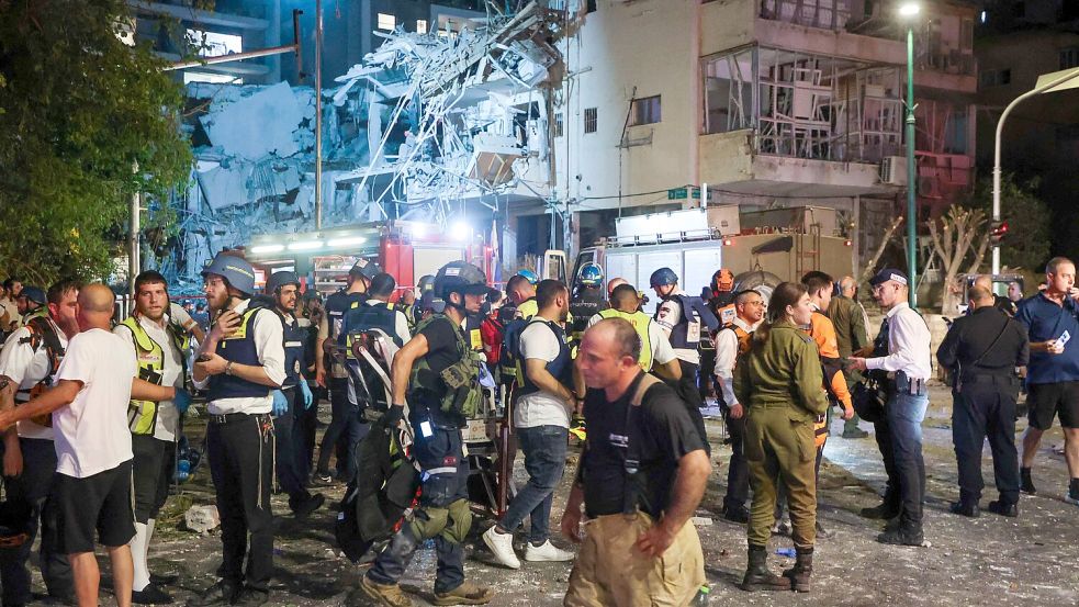In Tel Aviv bringen sich Menschen vor Raketenangriffen in Sicherheit. Foto: AFP/GIL COHEN-MAGEN