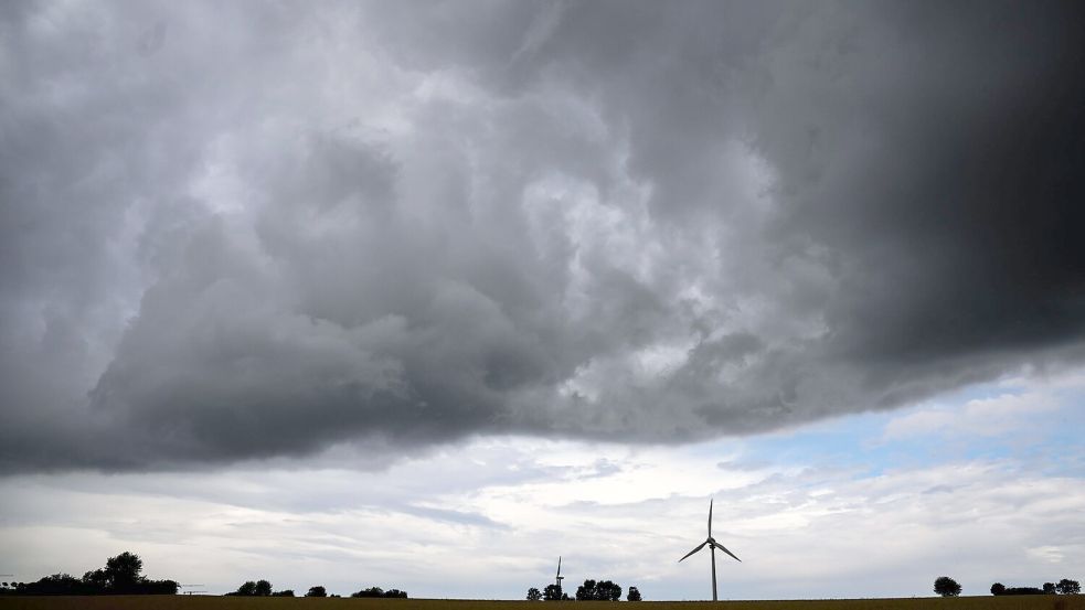 Wie lange sich die Gewitter halten, ist laut DWD noch nicht absehbar. (Archivbild) Foto: Julian Stratenschulte/dpa