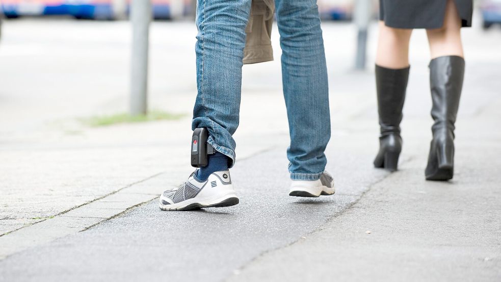 Wenn der Täter sich nähert, schlägt das System Alarm: Die Fußfessel schützt gefährdete Frauen – sofort und konkret. Foto: IMAGO/brennweiteffm