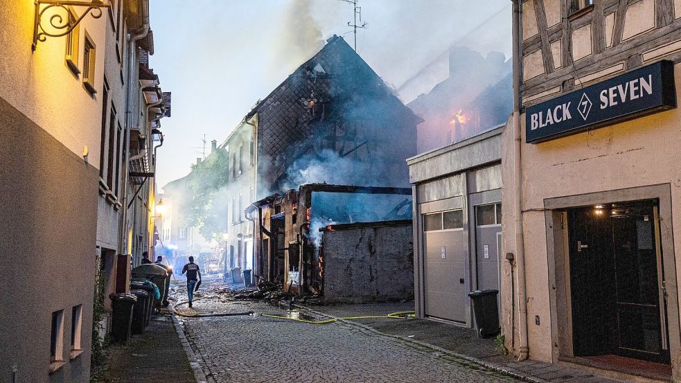 Der Schaden dürfte nach ersten Einschätzungen der Feuerwehr in die Millionen gehen. Foto: Joshua Rzepka/onw-images/dpa