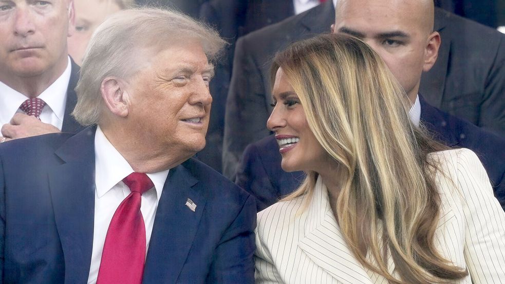 Trump und seine Frau Melania lächeln sich während der Militärparade an. Foto: Julia Demaree Nikhinson/AP/dpa