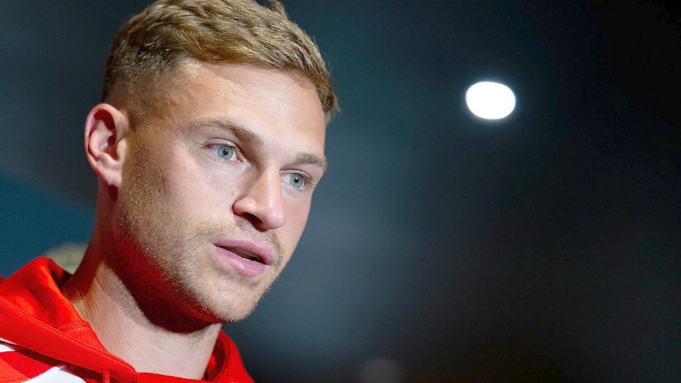 Joshua Kimmich äußert sich vor dem Auftaktspiel gegen Auckland in Cincinnati auch zu Transferaufgaben des FC Bayern. Foto: Sven Hoppe/dpa