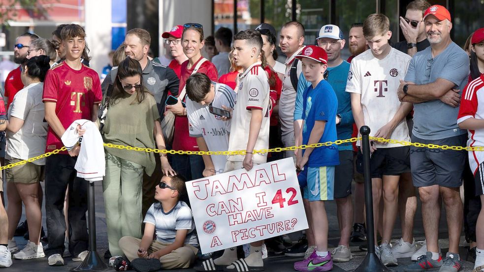 Fans warten am Teamhotel auf die Ankunft der Bayern-Stars. Foto: Sven Hoppe/dpa