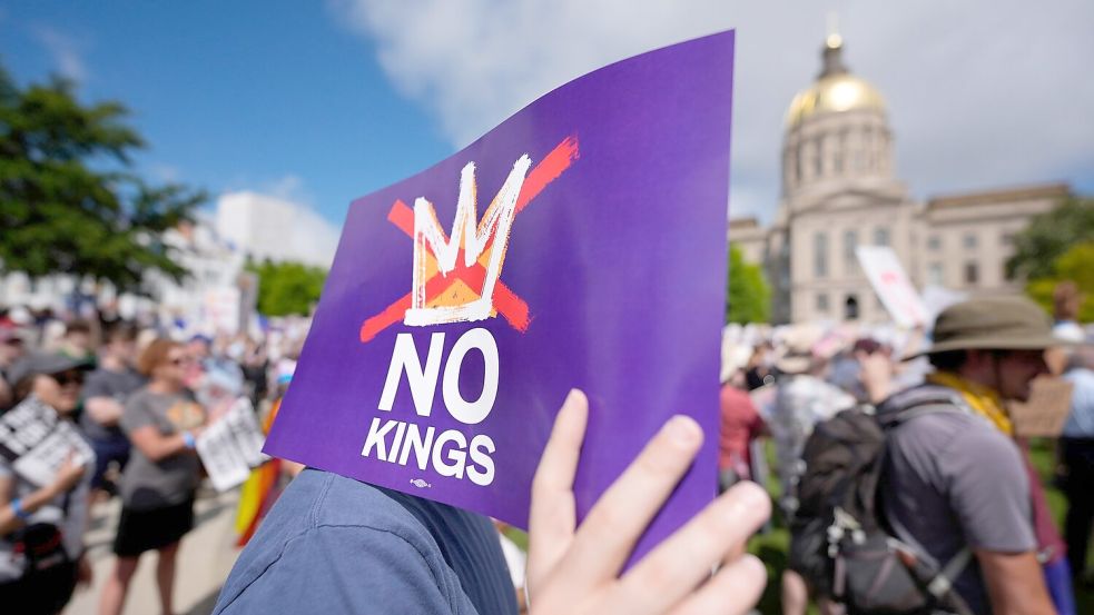 „No Kings“ (Keine Könige) war das übergreifende Motto der Proteste. Foto: Mike Stewart/AP/dpa