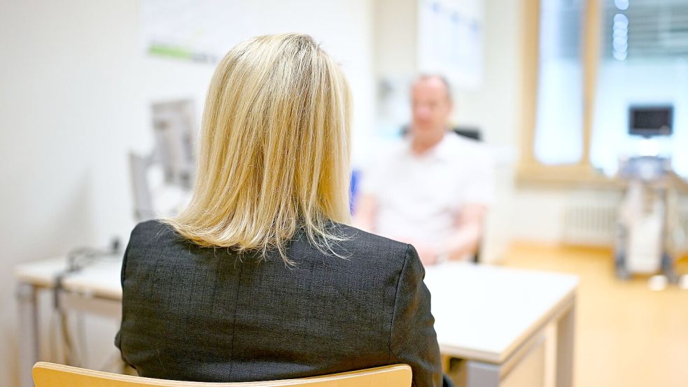 Sybille Müller lässt sich von Thomas Strowitzki, Ärztlicher Direktor an der Klinik für Gynäkologische Endokrinologie und Fertilitätsstörungen der Universitätsklinik Heidelberg, wegen ihrer Wechseljahr-Beschwerden behandeln. Foto: Uwe Anspach/dpa