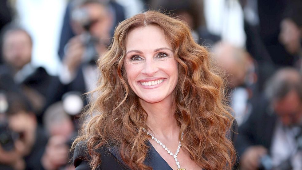 Mit „Pretty Woman“ wurde Julia Roberts vor 35 Jahren zum Weltstar. Die Lacher in dem Film sind sicher gesetzt, etwa wenn Roberts als Vivian beim Dinner die Schnecken „schlüpfrige kleine Scheißerchen“ nennt.(Archivbild) Foto: Vianney Le Caer/Invision via AP/dpa