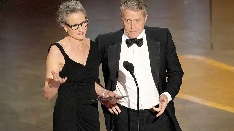 Andie MacDowell und Hugh Grant fast 30 Jahren nach „Vier Hochzeiten und ein Todesfall“ (Originaltitel: Four Weddings and a Funeral) - bei den Oscars 2023. Foto: Chris Pizzello/Invision/AP