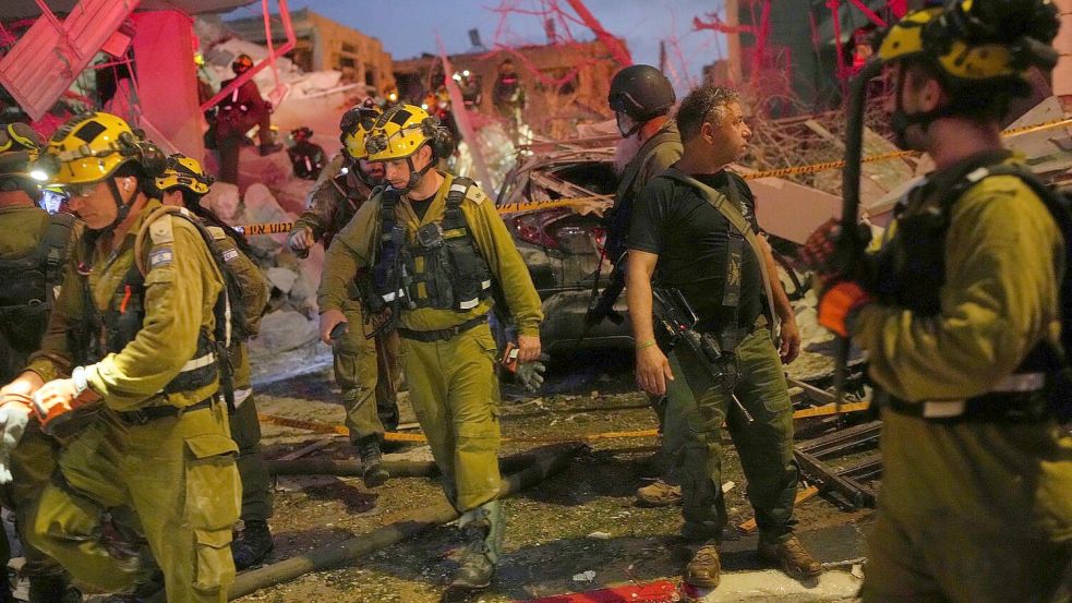 Bei den nächtlichen Angriffswellen aus dem Iran kommen in Israel mehrere Menschen ums Leben. Foto: Ohad Zwigenberg/AP/dpa