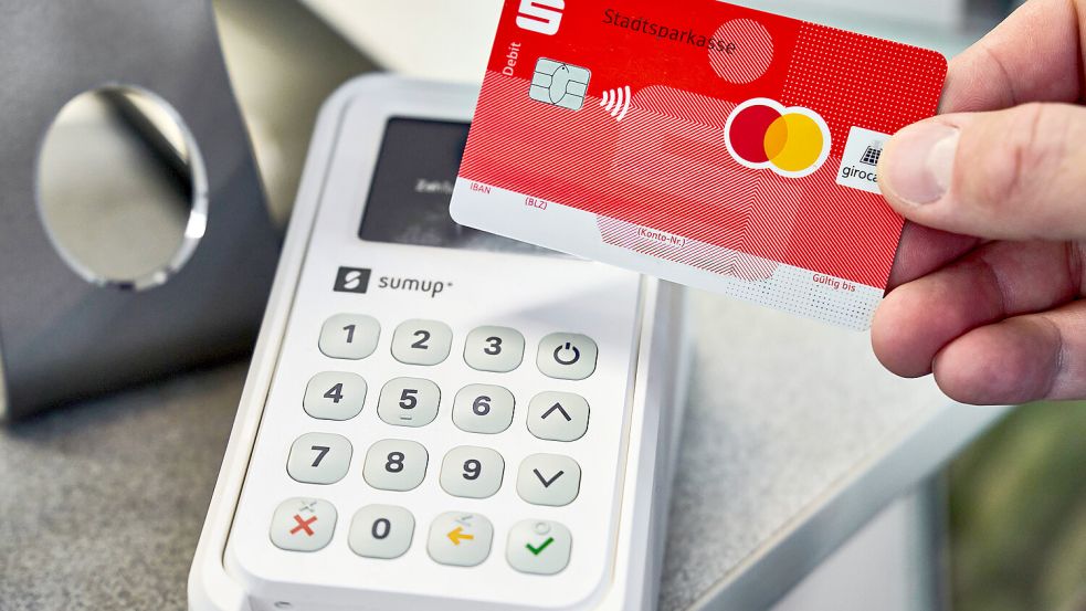 Ob Cafés oder Bäckereien: Immer häufiger wird man beim Bezahlen mit der Karte direkt nach Trinkgeld gefragt. Foto: IMAGO/Bihlmayerfotografie