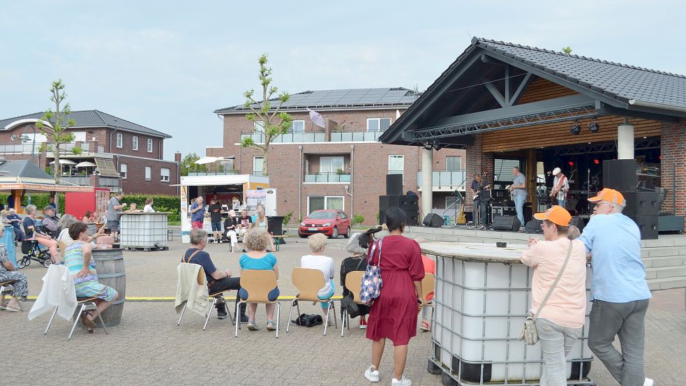 Es verspricht ein langer, schöner Abend zu werden bei der Rockrevue am Vorabend des Rhauderfehner Rathausfestes auf dem Marktplatz. Foto: Astrid Fertig