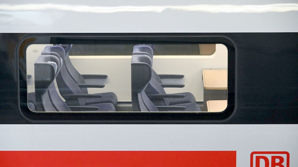 Sitzplatzreservierungen im Fernverkehr der Bahn sind zum Fahrplanwechsel am Sonntag teurer geworden. Die Familienreservierungen hat der Konzern zudem trotz aller Kritik abgeschafft. (Archivbild) Foto: Uwe Zucchi/dpa