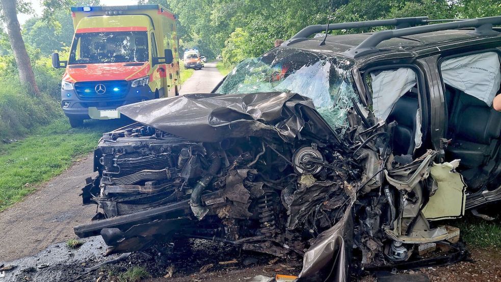 Das Auto war gegen einen Baum geprallt. Foto: Lukas Crysandt/Feuerwehr Großefehn