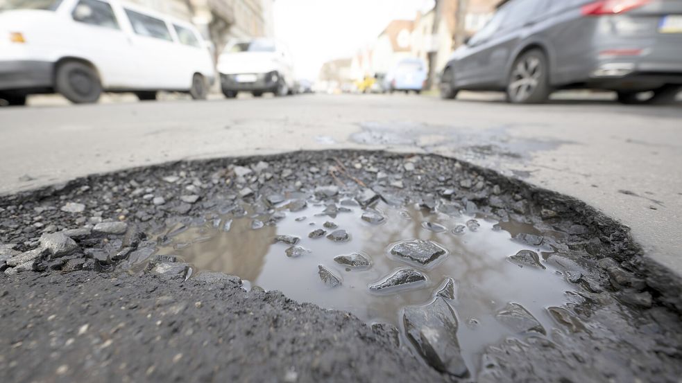 Löcher in den Straßen - und in den Haushalten: Für die Kommunen, die ohnehin im Sanierungsstau stecken, wird es finanziell eng. Foto: dpa/Sebastian Kahnert