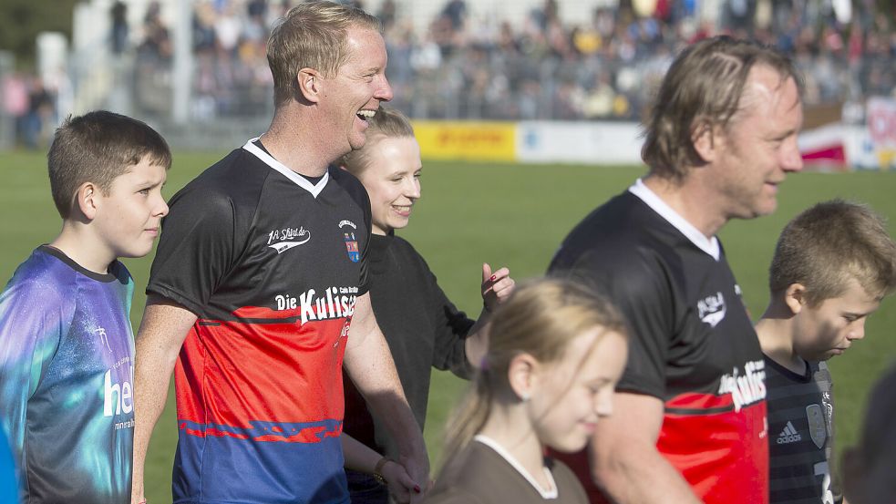 Beim „Länderspiel“ zwischen Ostfriesland und ehemaligen DDR-Kickern im Oktober 2021 hatte Timo Schultz (links) auch seinen Spaß. Foto: Doden/Emden