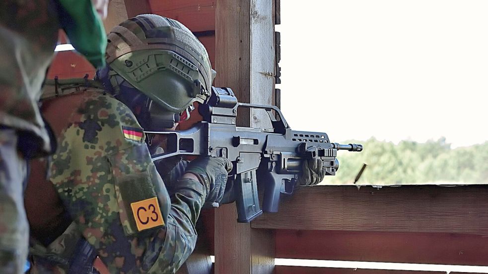 Soldat zu sein heißt, im Ernstfall auch zu schießen. In Deutschland gibt es jetzt einen Veteranentag, aber keine ehrliche Debatte über das Militär. Foto: IMAGO/Daniel Kubirski
