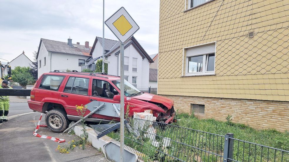 Die beiden Fahrerinnen wurden bei dem Unfall leicht verletzt und in ein Krankenhaus gebracht. Foto: Carolin Eckenfels/dpa